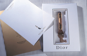 Dossier de presse pour Dior, envoyé aux journalistes du monde entier les informant dun nouveau cosmétique pour cheveux, Blush Reflets.